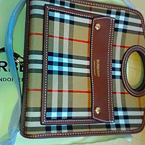 Burberry: London England - Picture 1 of 2
